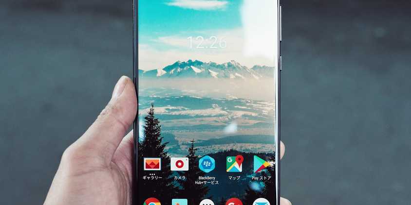 Экран Android в руке пользователя