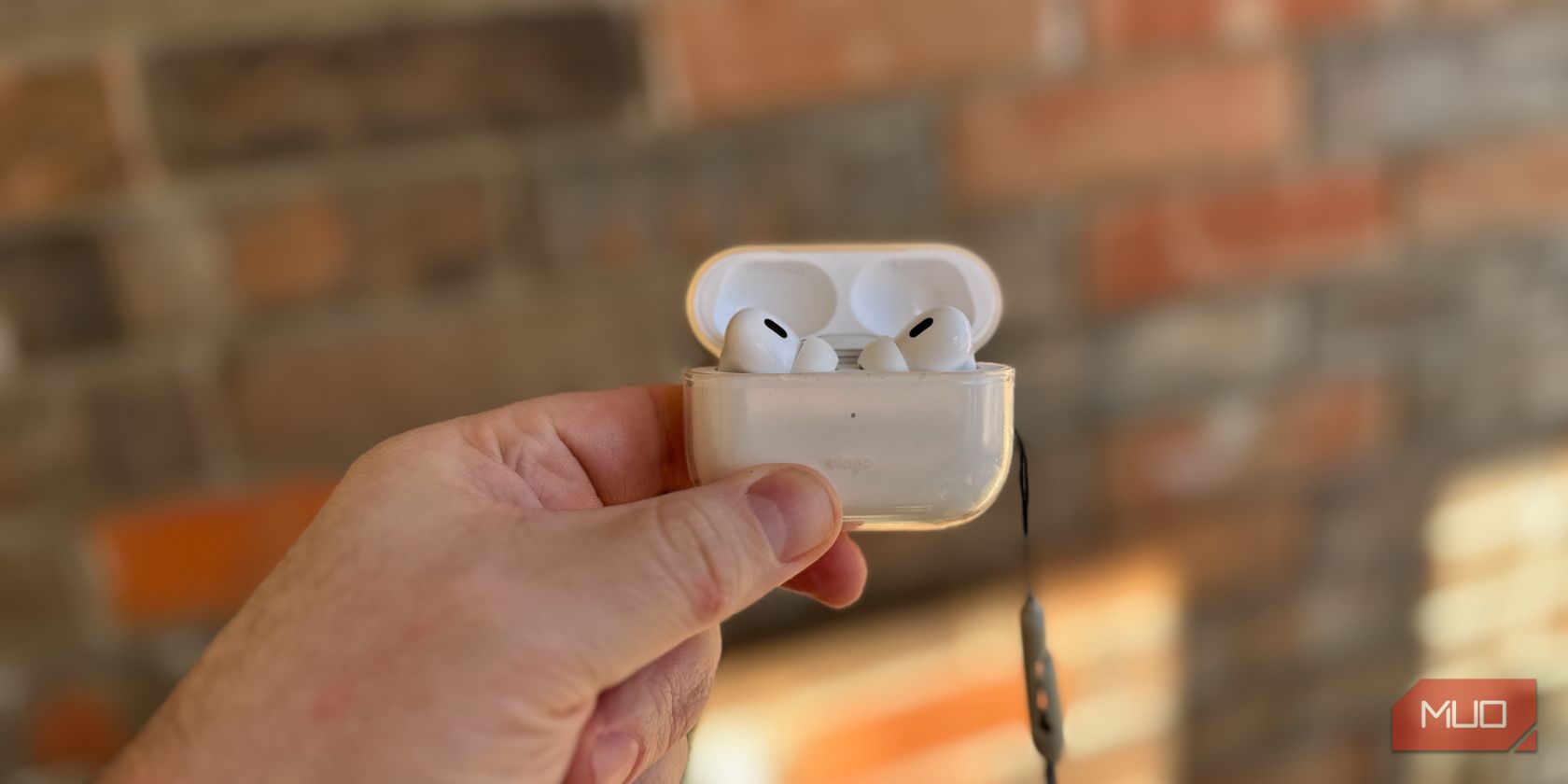 Как безопасно чистить AirPods и футляр
