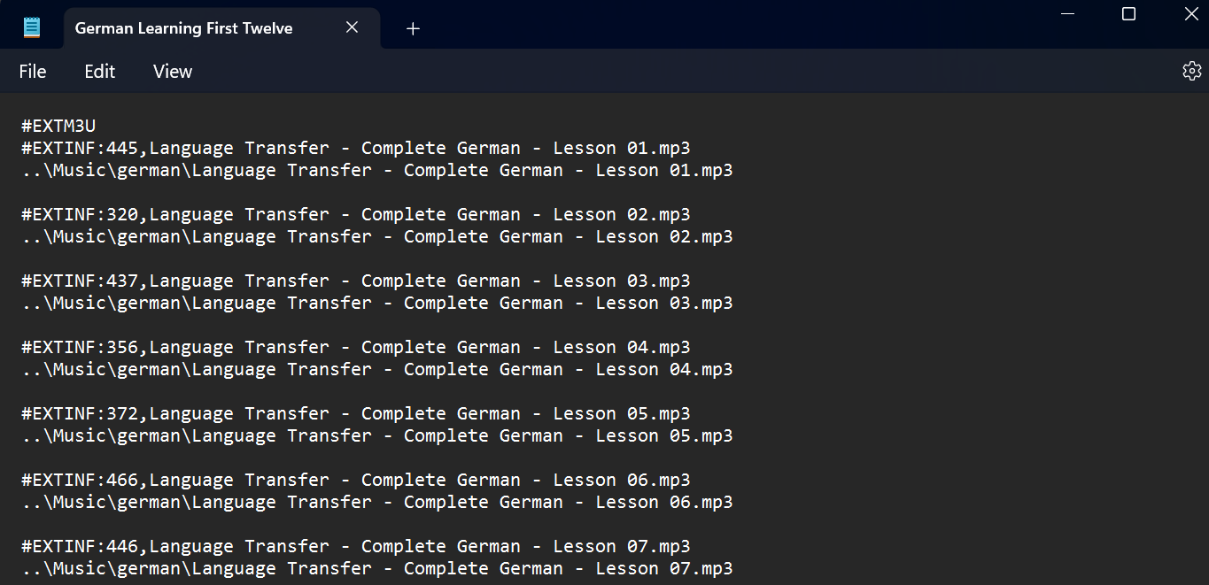 M3U8-файл с локальными путями, показан в Блокноте Windows