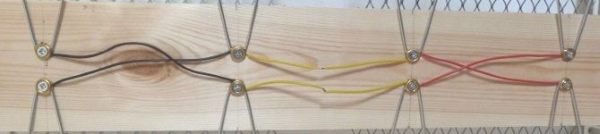 Соединение проводов между 'усиками' антенны