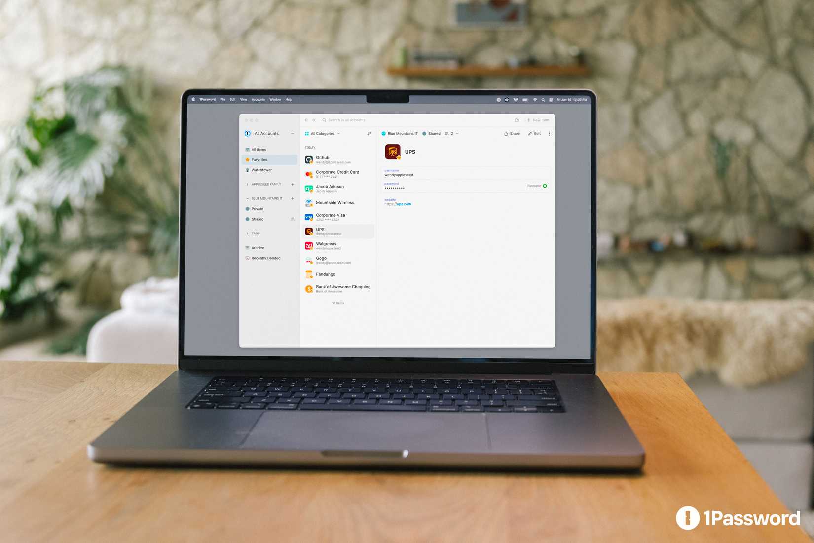 Изображение интерфейса 1Password на ноутбуке.