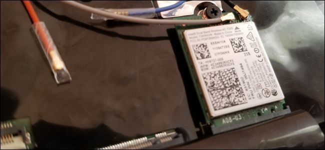 Ближний план M.2‑модуля с подключёнными антенными проводами