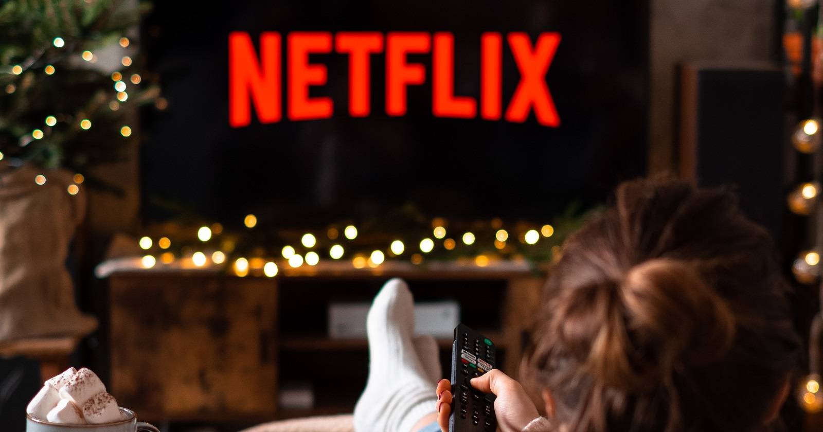 женщина смотрит Netflix на диване