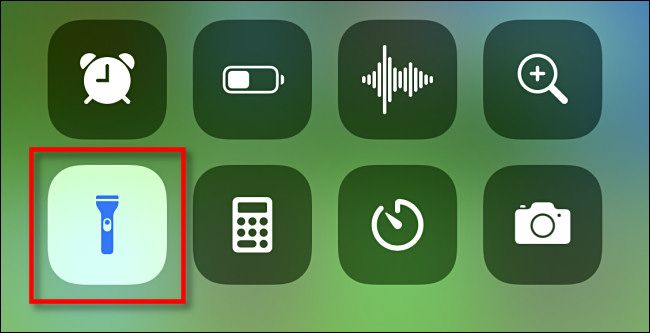 Нажмите значок фонарика в Центре управления iPhone, чтобы выключить его.