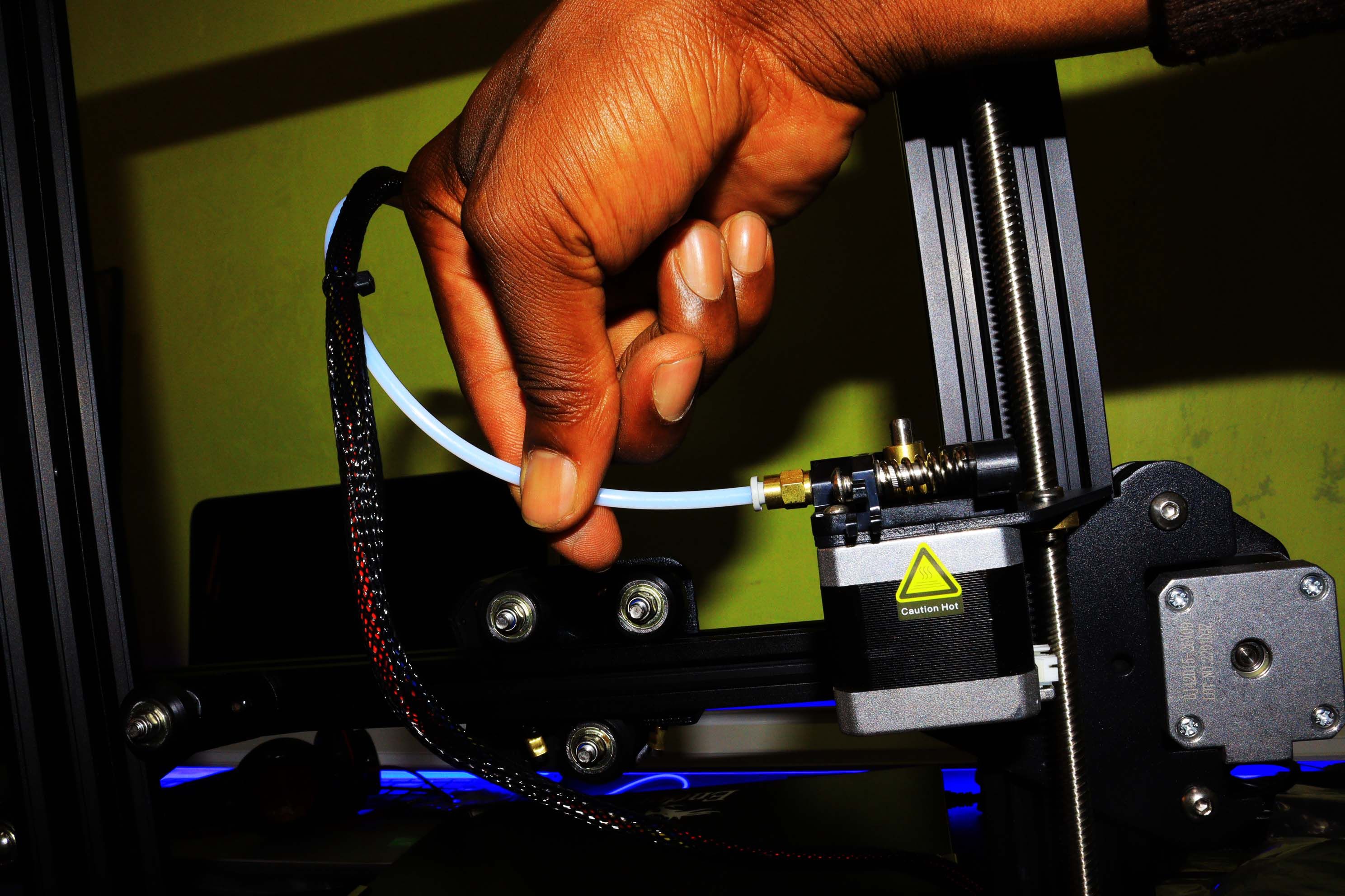 Inserting the white tube to the extruder