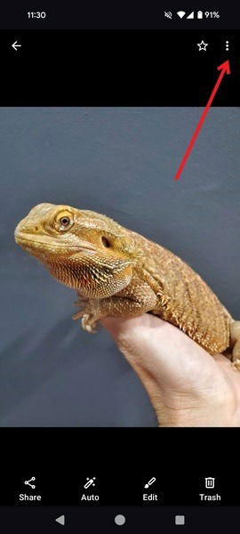 Нажатие на три точки в приложении Галерея