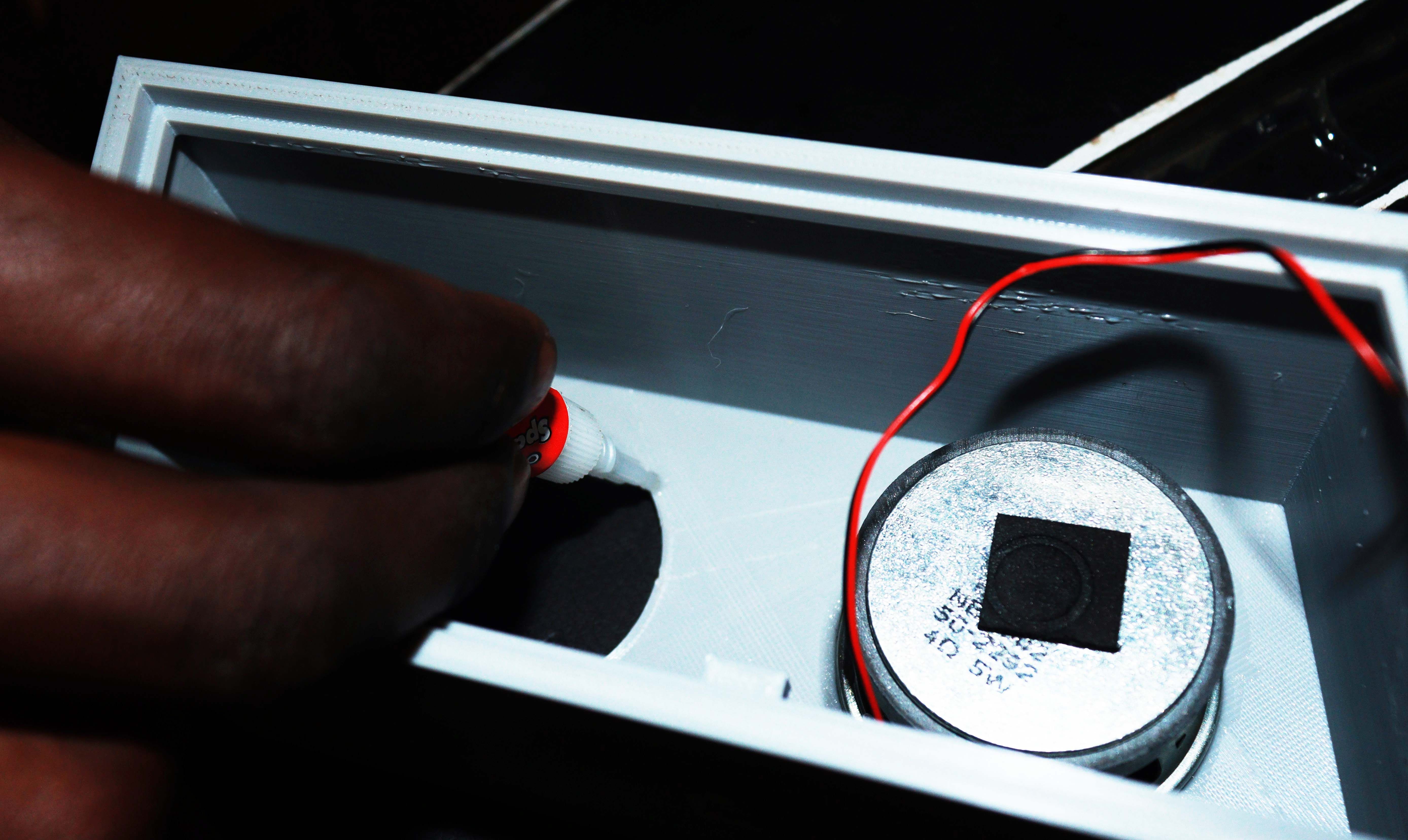 Нанесение суперклея вокруг посадочного места динамика