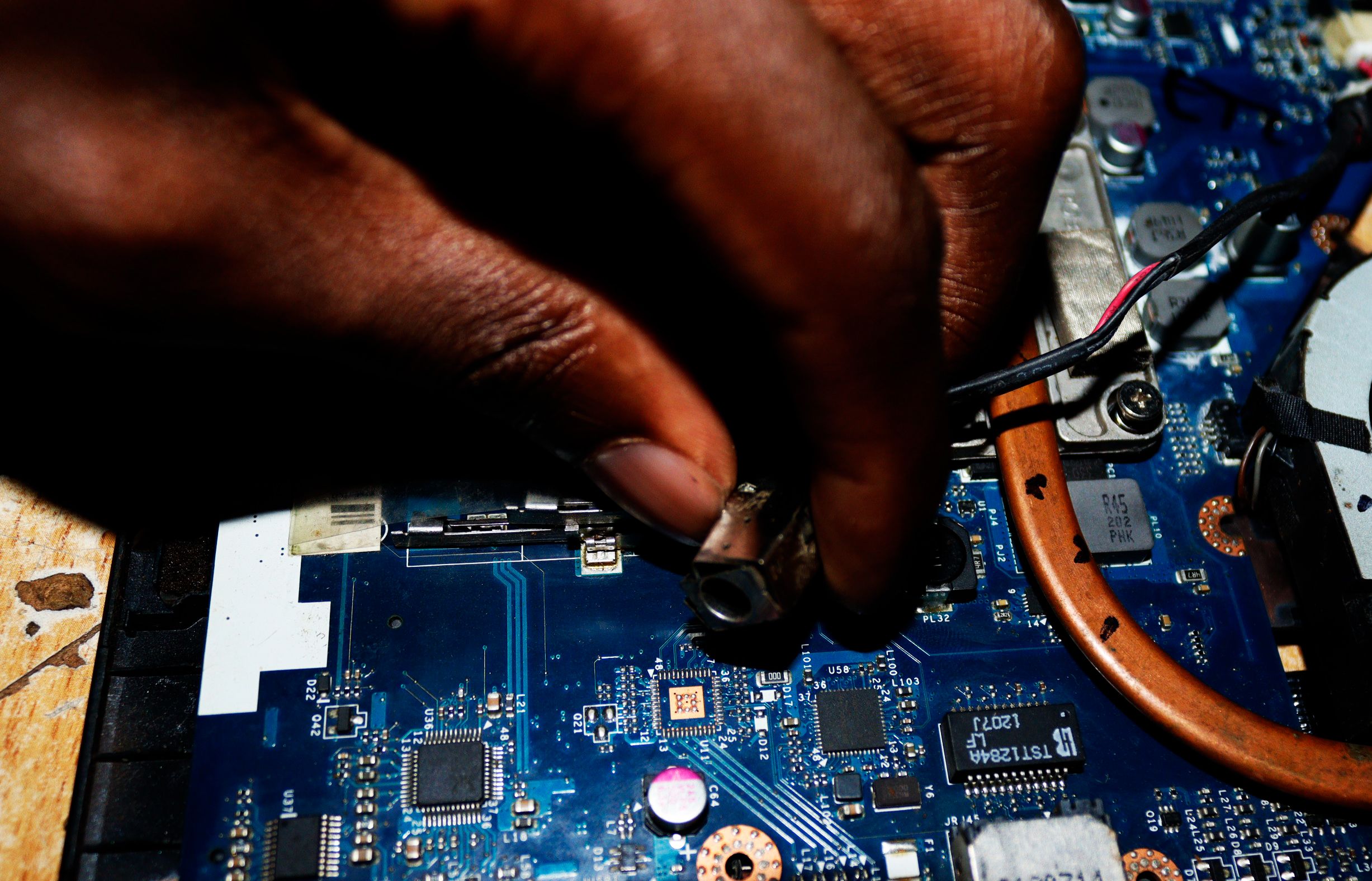 Отключение разъёма питания ноутбука от материнской платы