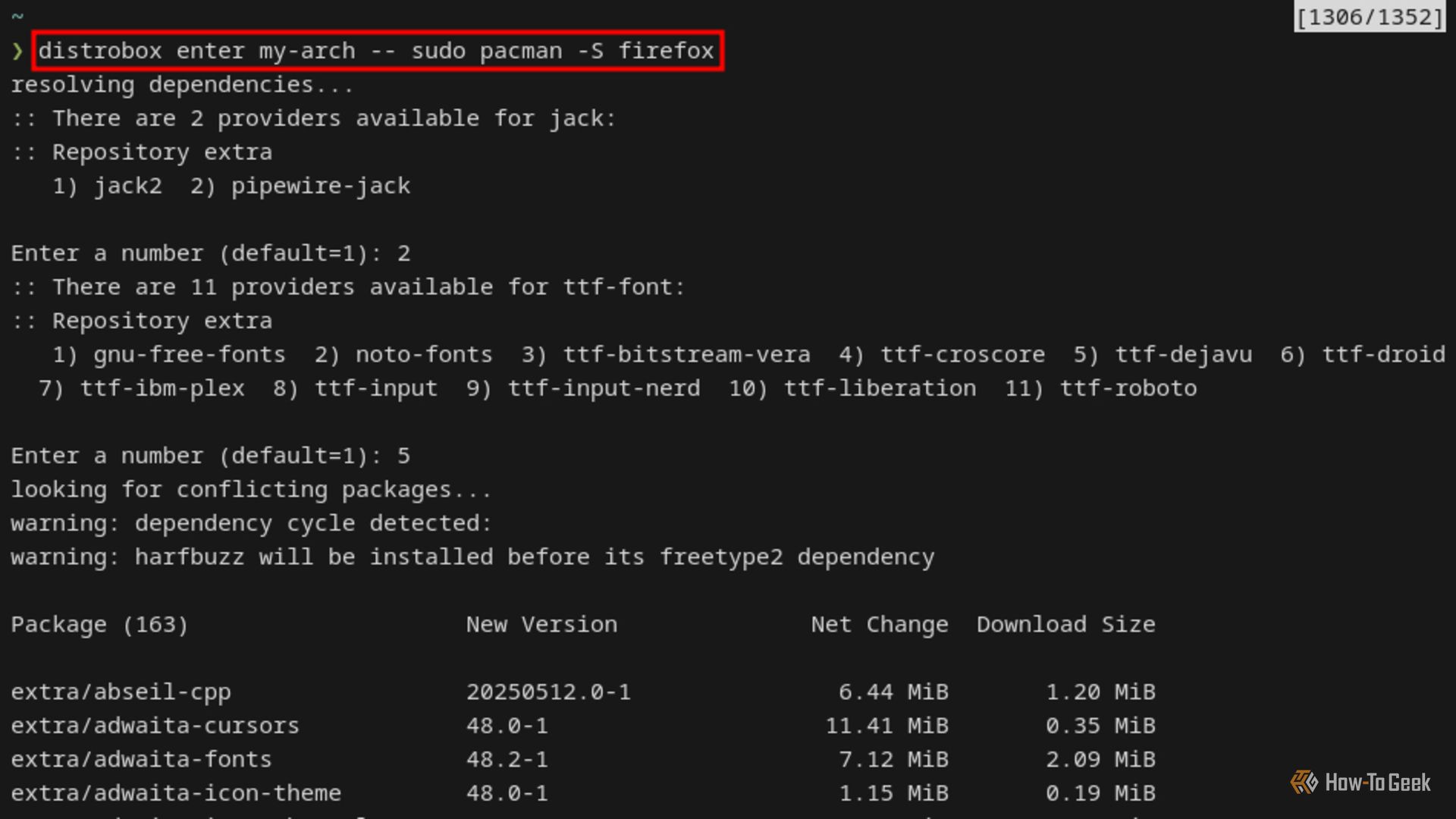 Терминал Linux показывает команду установки Firefox в Arch Distrobox контейнер.