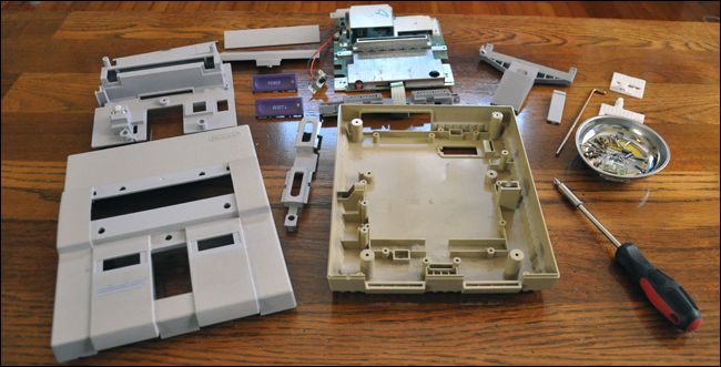 Пластиковые панели Super Nintendo на столе после частичной разборки