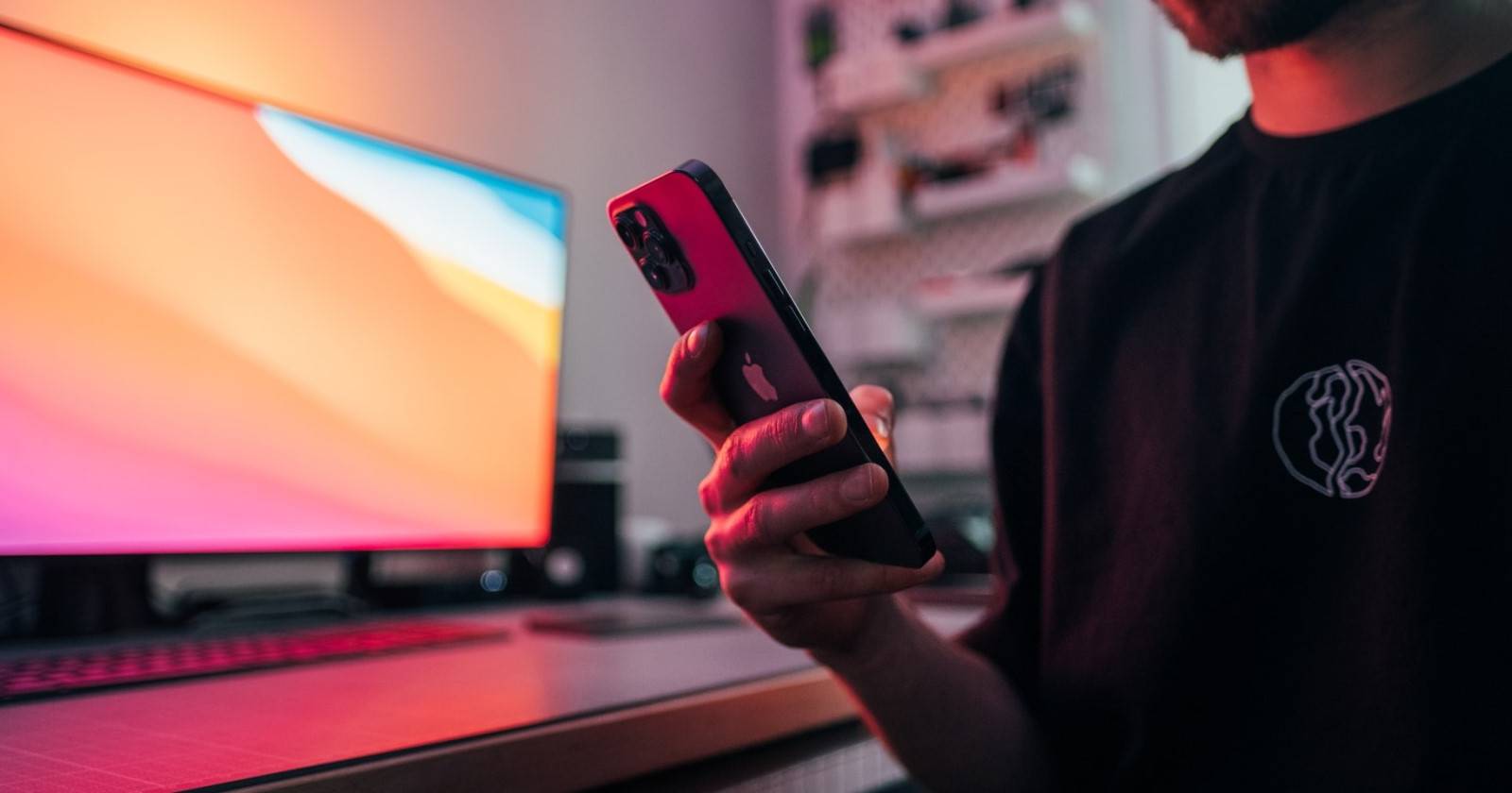 Человек держит iPhone с открытым приложением Video Star