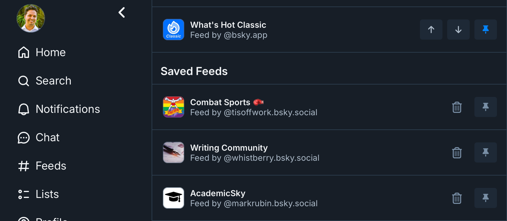 Экран редактирования лент в Bluesky с иконками перемещения и закрепления.