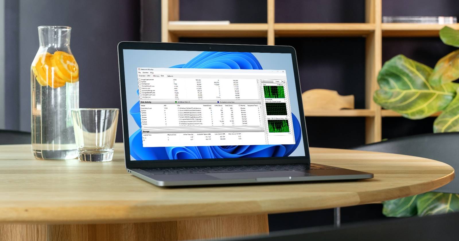 Открытое приложение Resource Monitor на ноутбуке с Windows 11