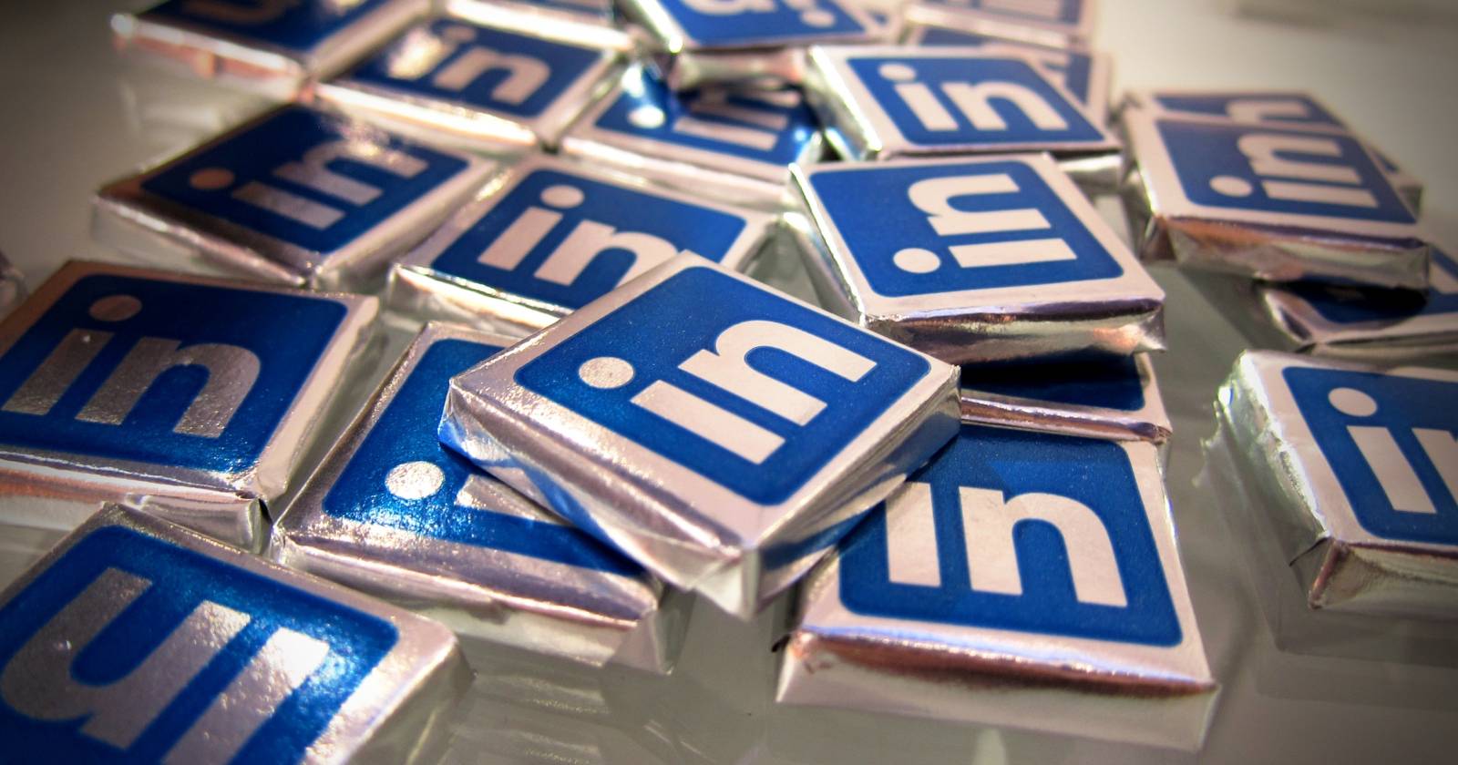 Фон: смартфон с открытым профилем LinkedIn