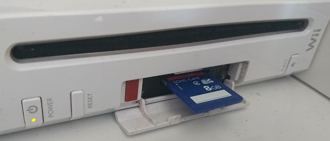 Вставьте SD-карту в переднюю панель Wii и начните копирование