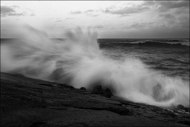 Волны на пирсе, выдержка 1/5 с