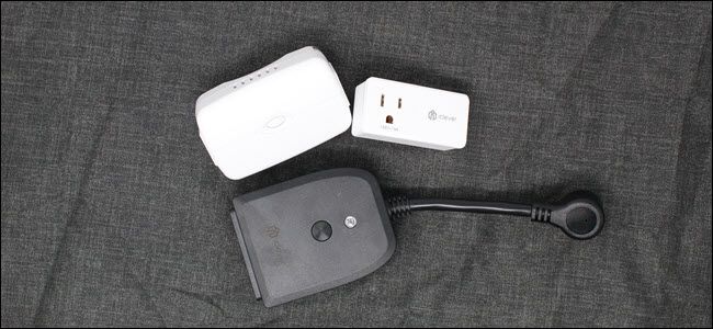 Три умные розетки GE и iClever размещены на столе, показывая варианты для внутреннего и наружного использования