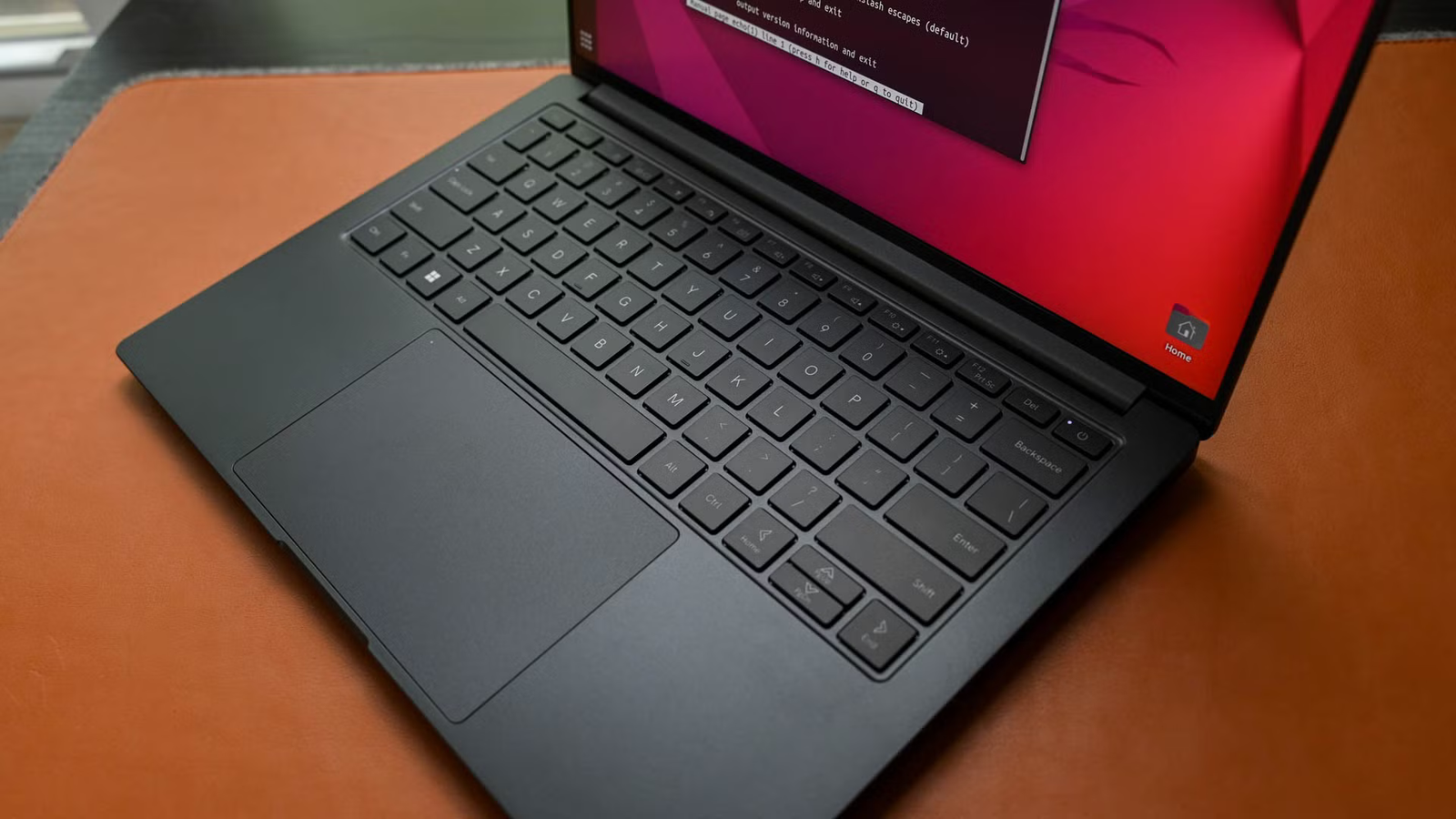 Клавиатура на Linux‑ПК, показывающая специальные символы.