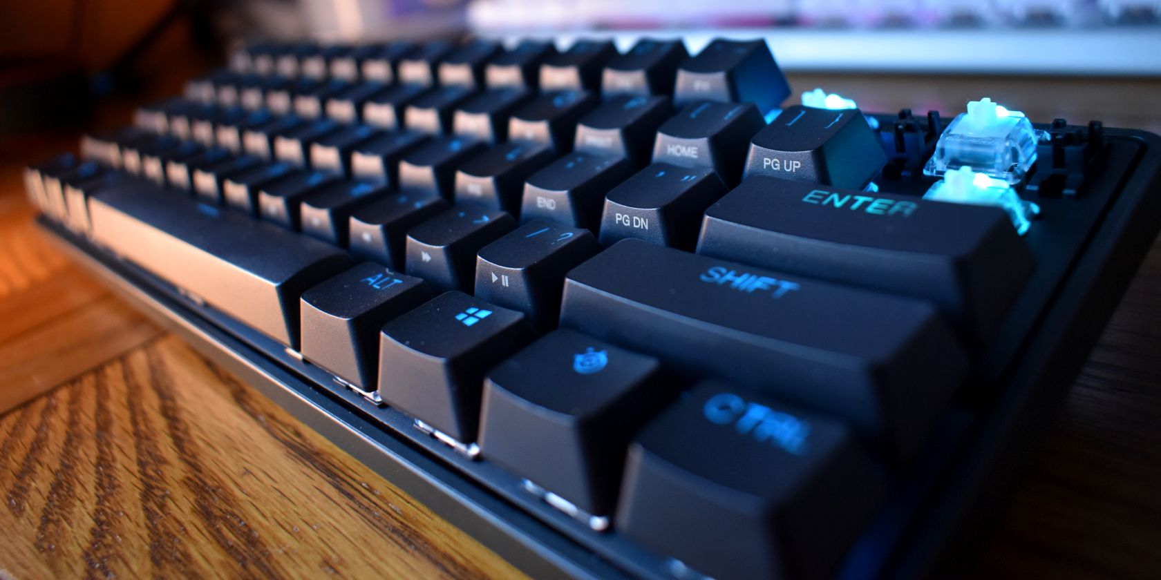 крупный план снятых клавиш и переключателей механической клавиатуры