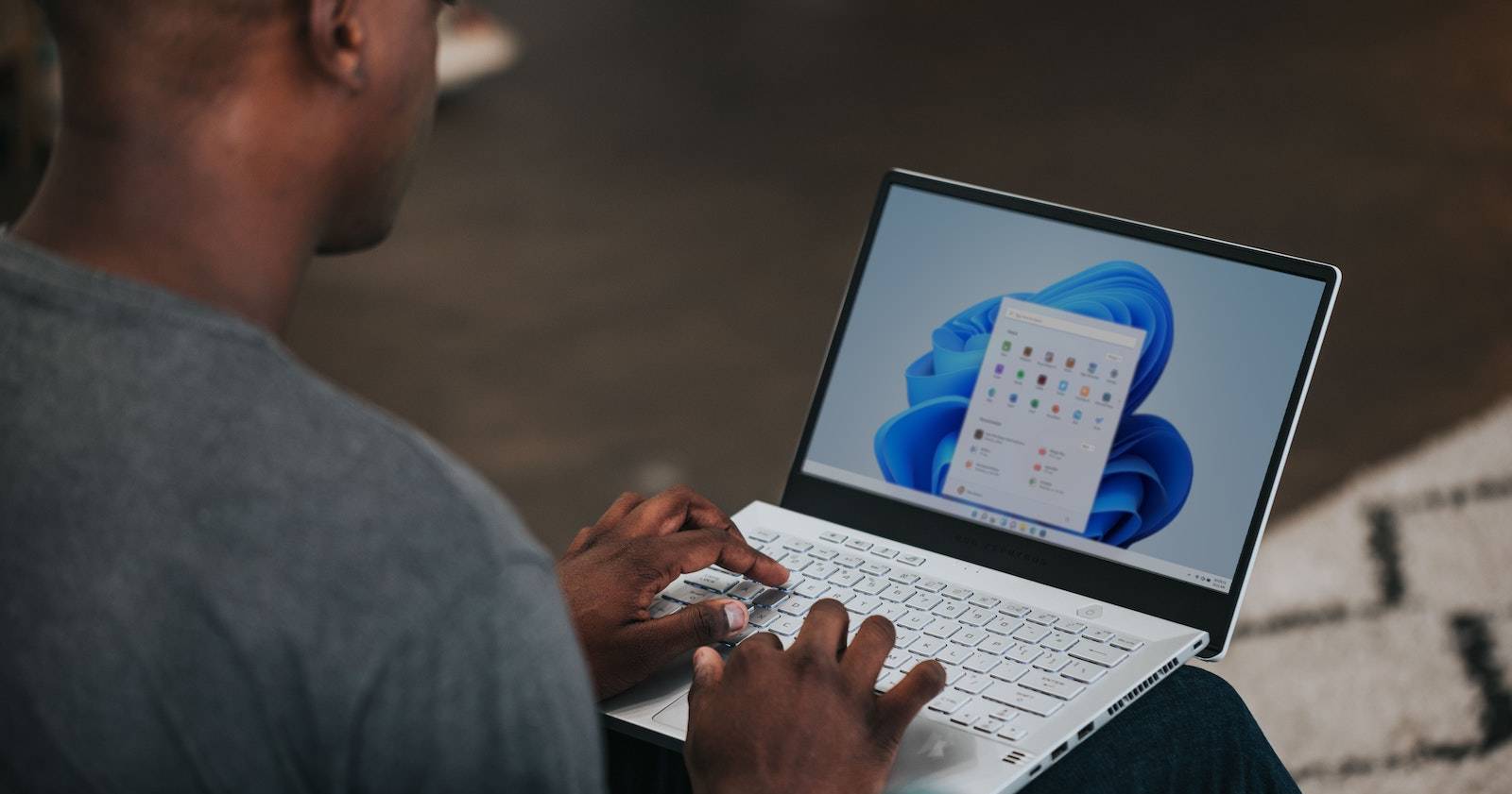 Человек использующий ноутбук с Windows 11