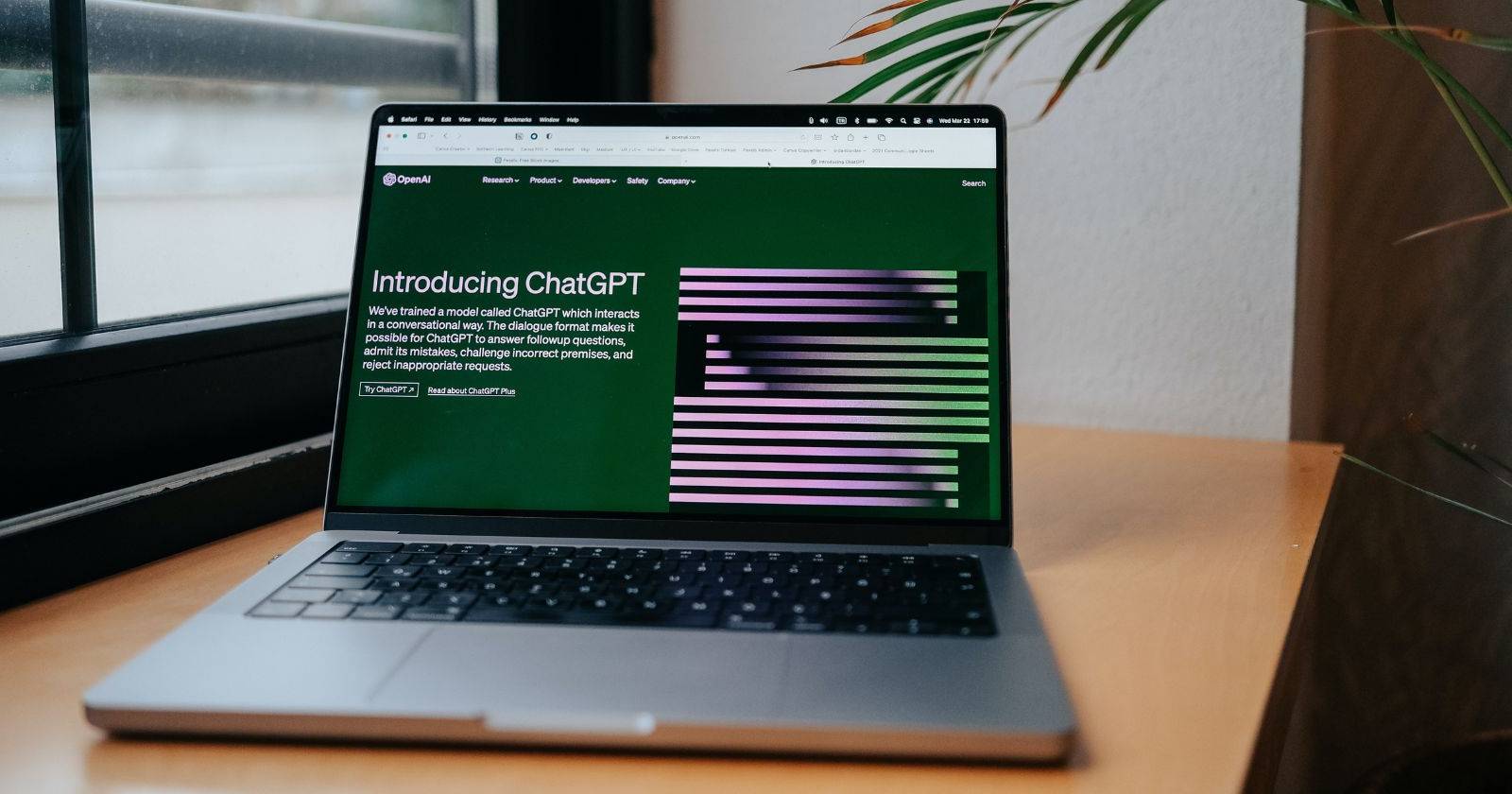 Главная страница ChatGPT, отображаемая на ноутбуке