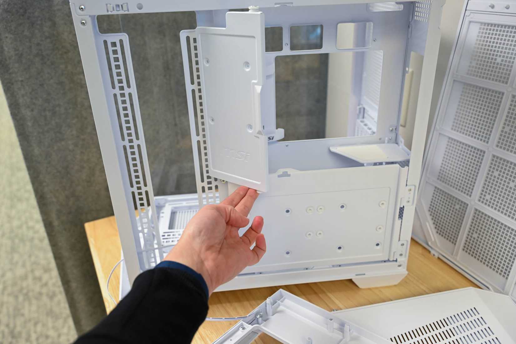 Internal construction of the MSI MAG PANO 100L Case