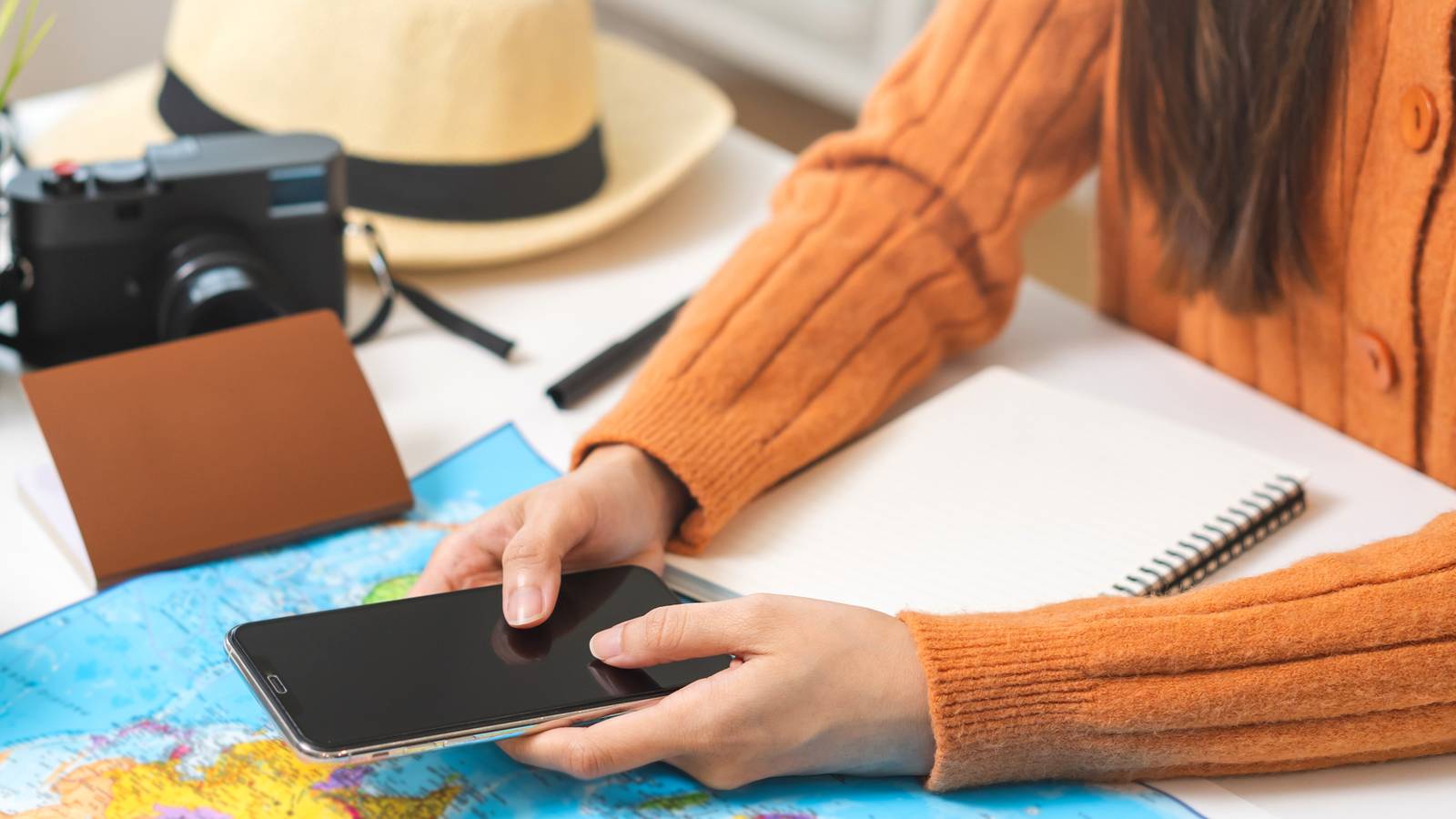 человек планирует перелёт на смартфоне