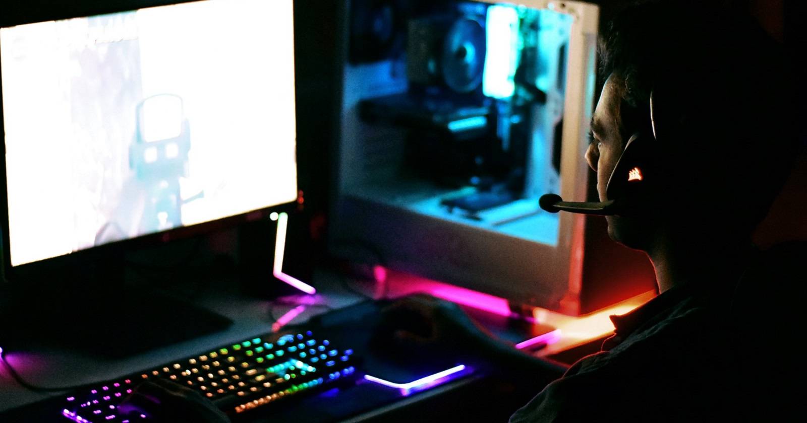 человек играет в компьютерную игру на настольном ПК