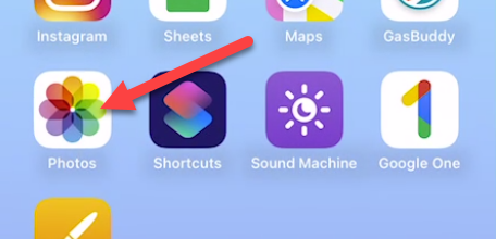 Откройте приложение «Фото» на iPhone.