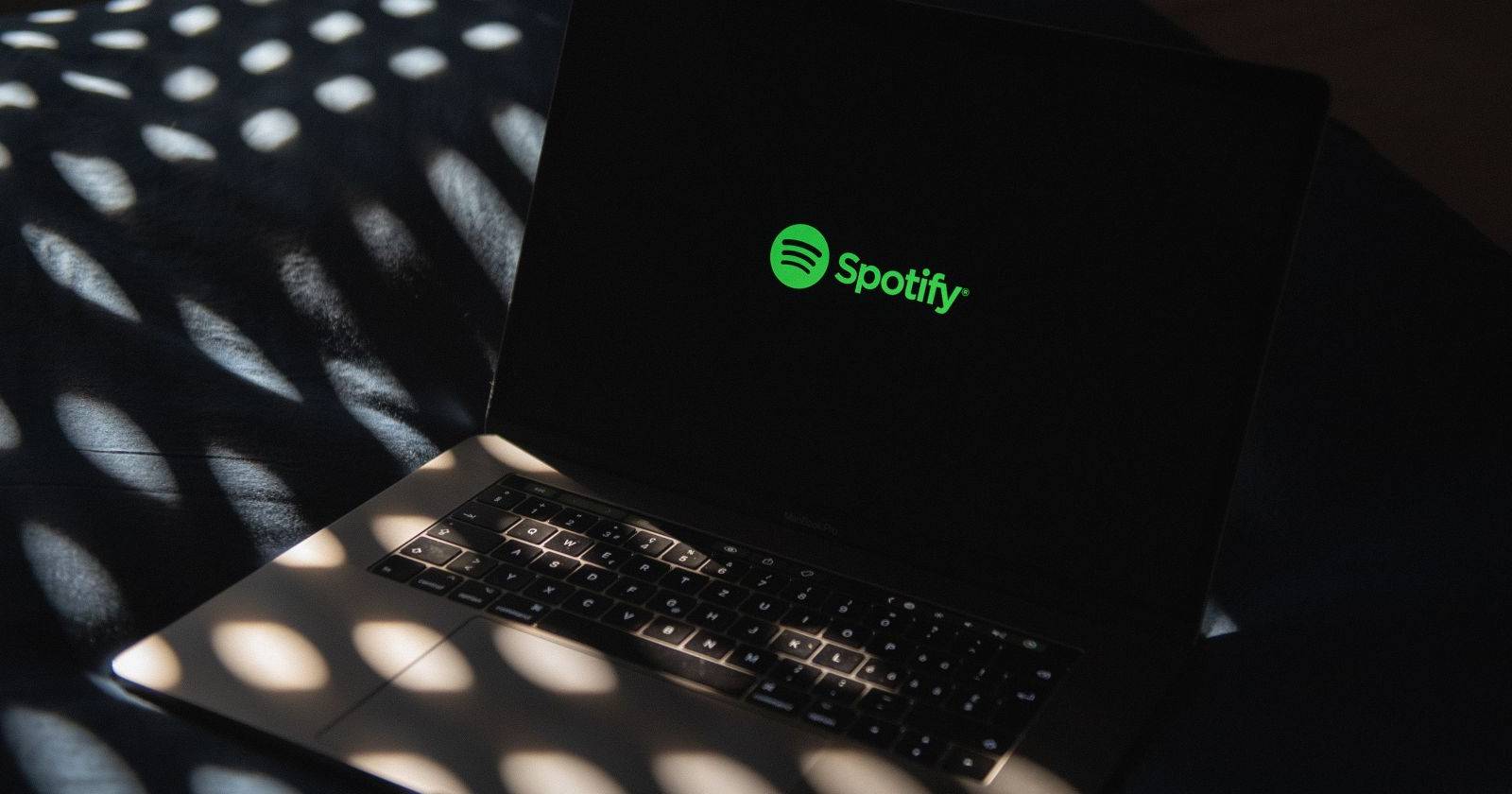 Интерфейс Spotify на ноутбуке