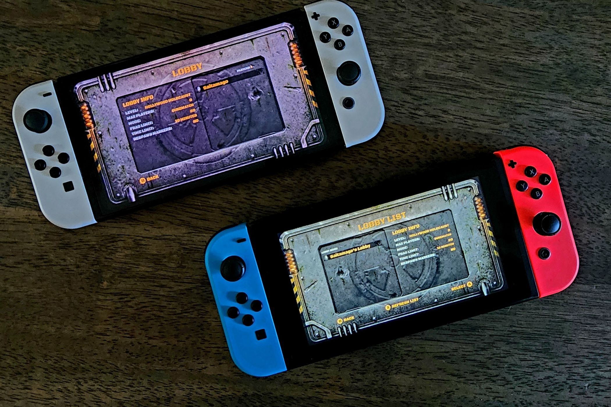 Две консоли Nintendo Switch с экранами настройки локальной беспроводной игры для Duke Nukem 3D
