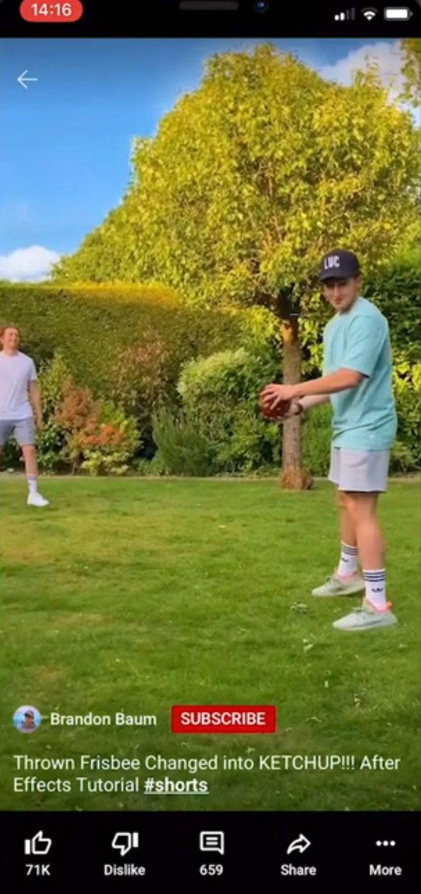 Ребёнок с мячом в заднем дворе, вертикальный портрет