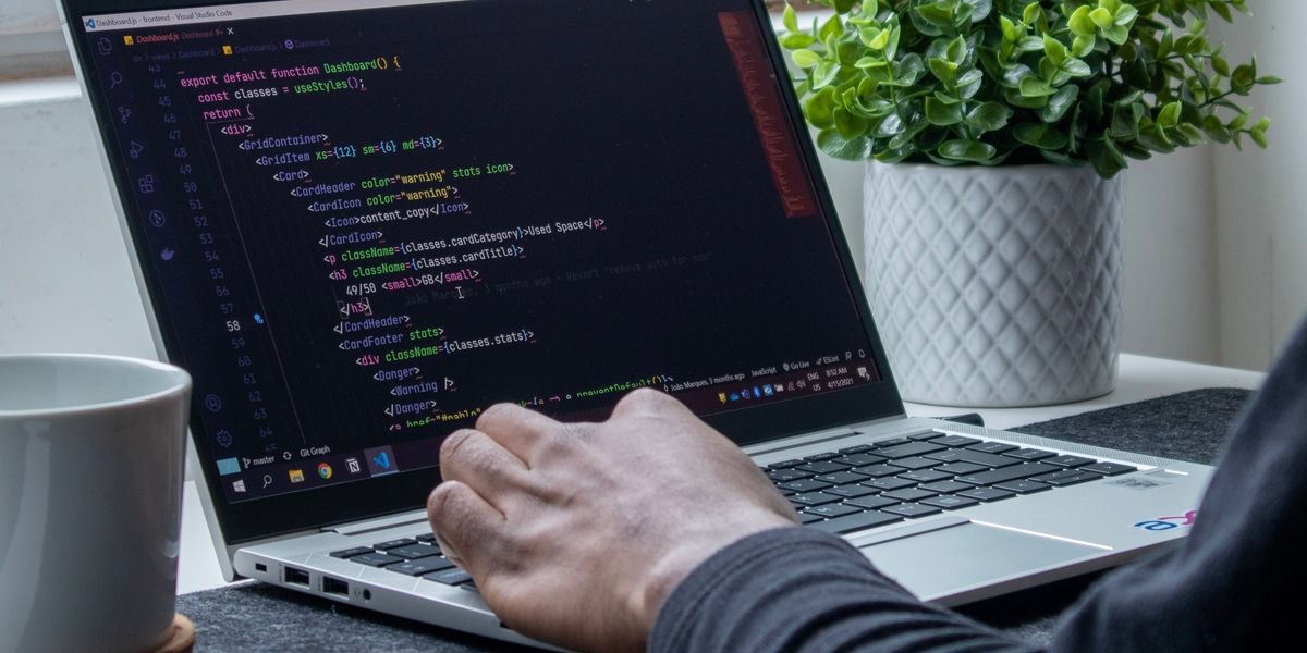 Человек работает с кодом в текстовом редакторе