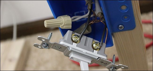 Вид на распиновку проводов: два черных, две белых скручены, голый провод заземления