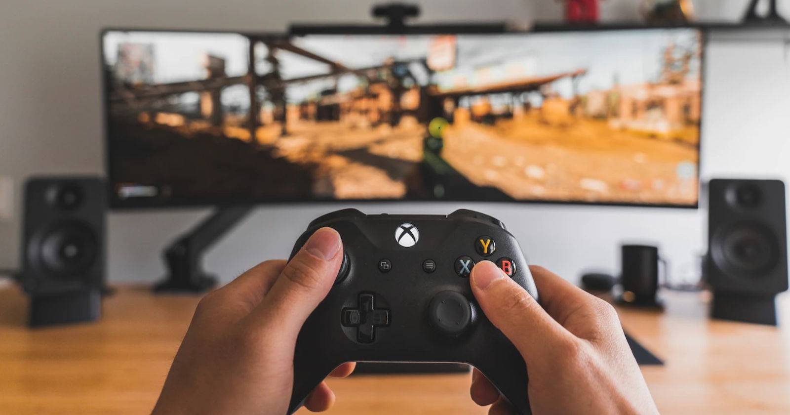 игра на широком мониторе с контроллером