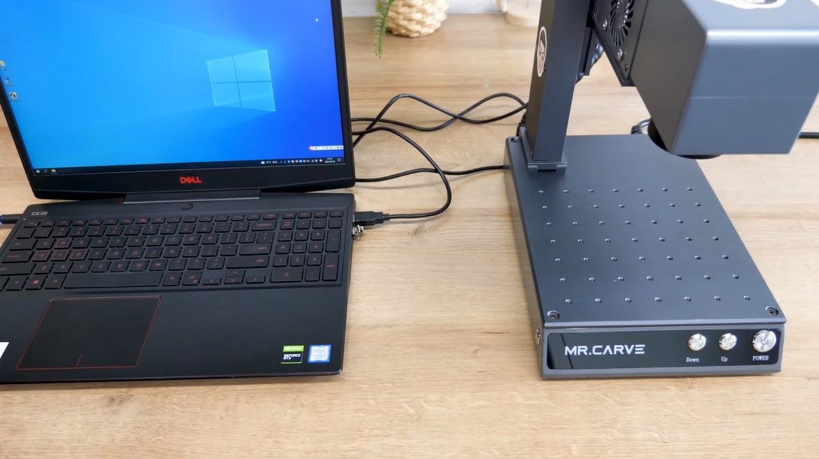 Лазерный гравёр подключён к ноутбуку Dell