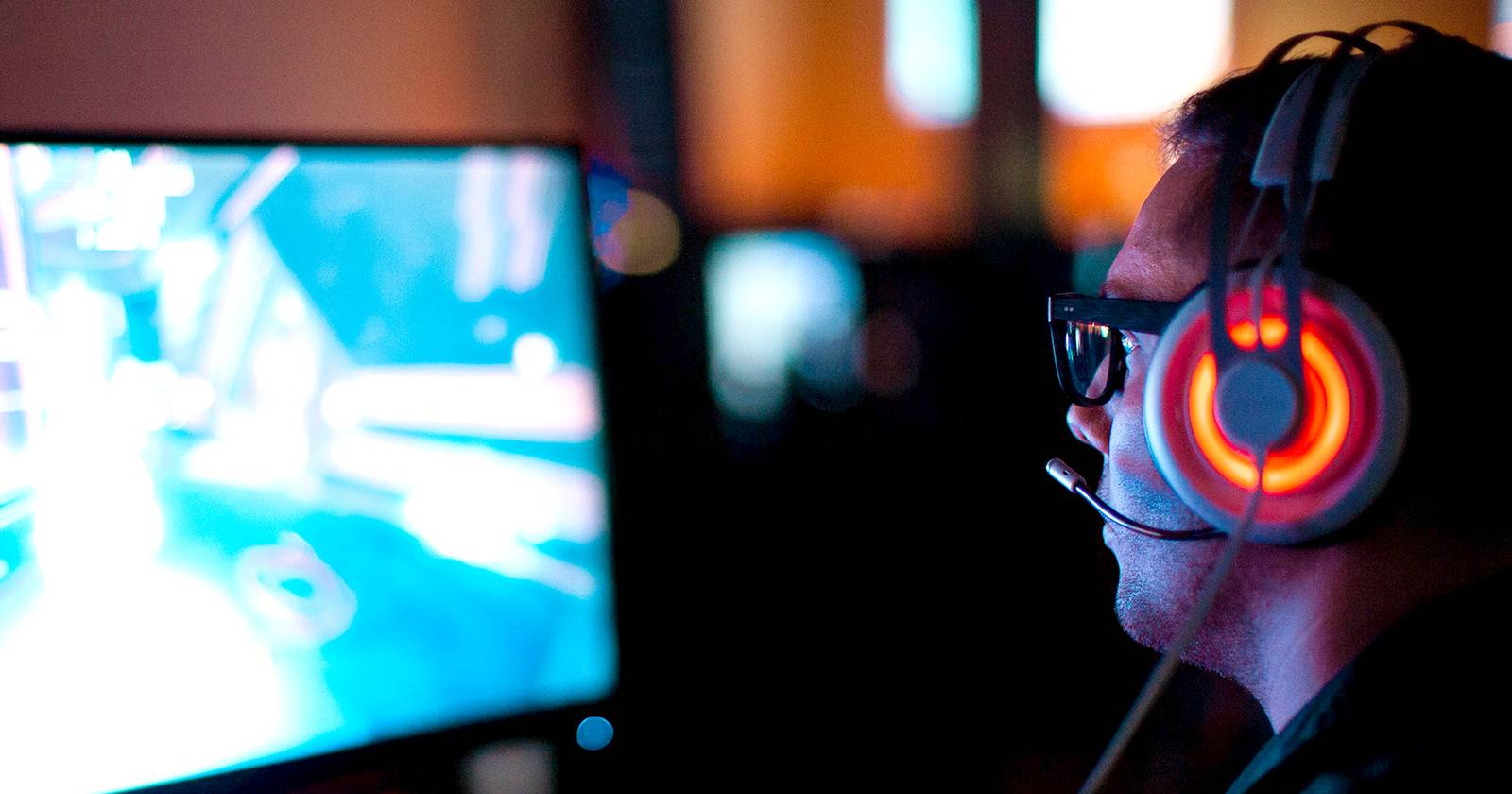 Игрок говорит в голосовом чате во время игры в Valorant