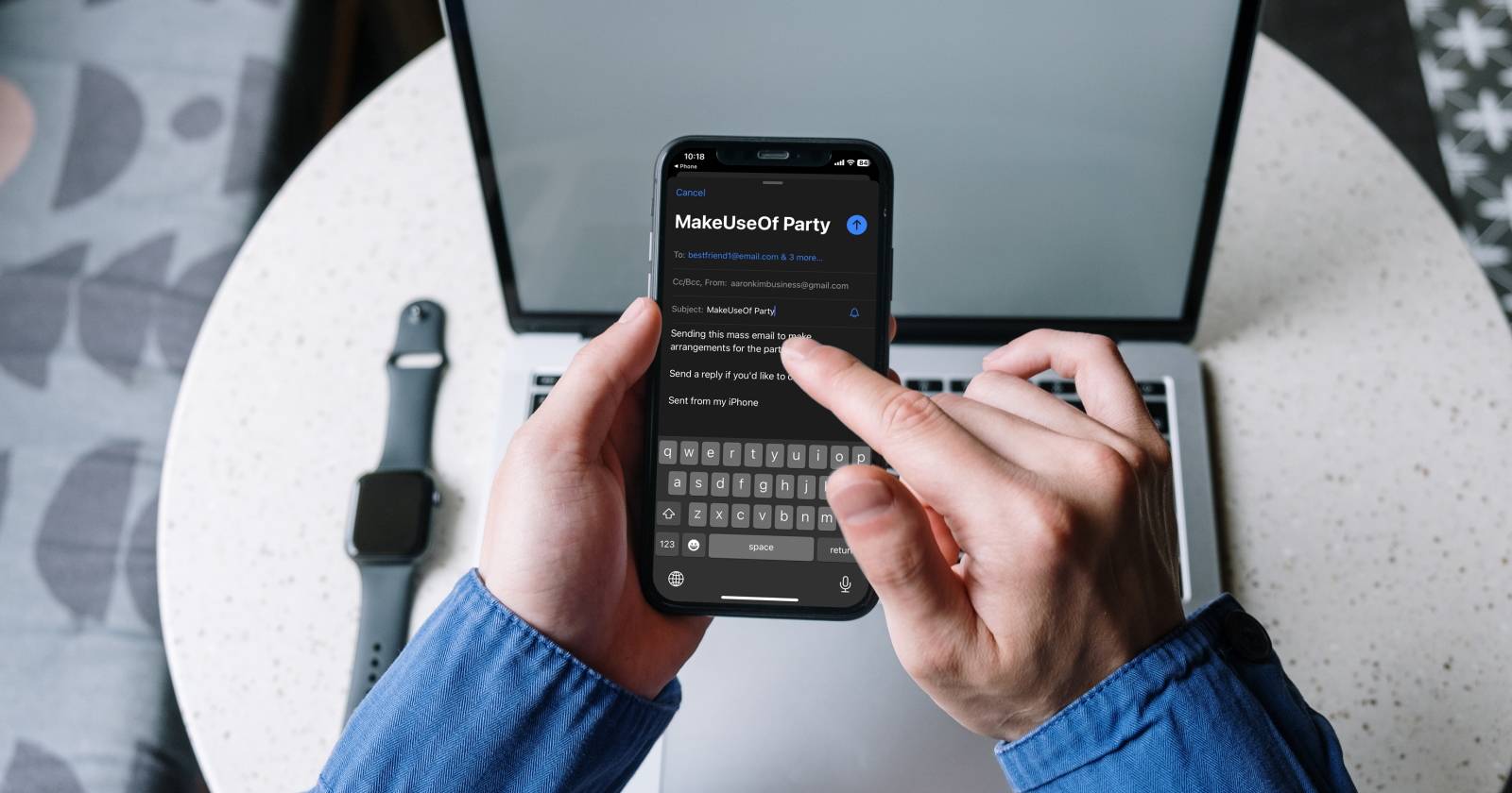 Пользователь iPhone отправляет групповое письмо