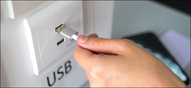 Опасность общественных USB-зарядок и как защитить телефон