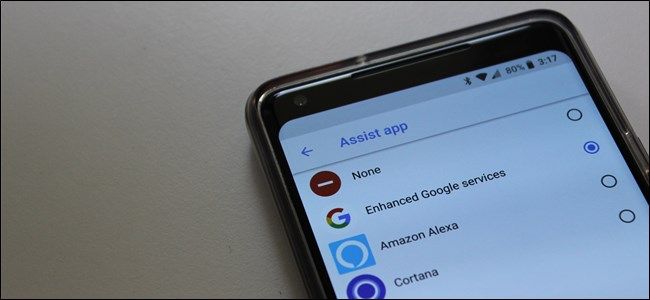 Amazon Echo на столе: устройство Alexa рядом с другими гаджетами