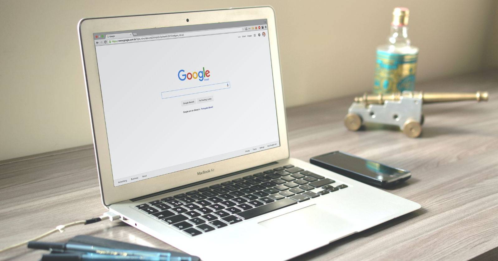 Окно Google Chrome на ноутбуке Apple MacBook Air