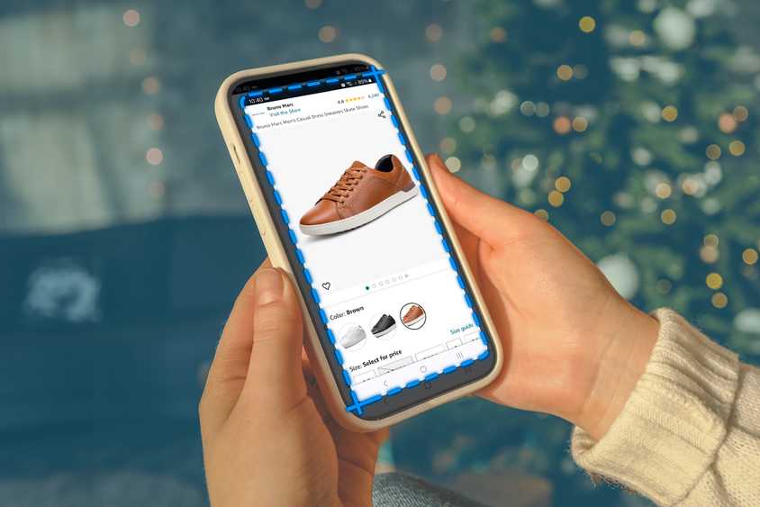 Человек делает скриншот на телефоне.