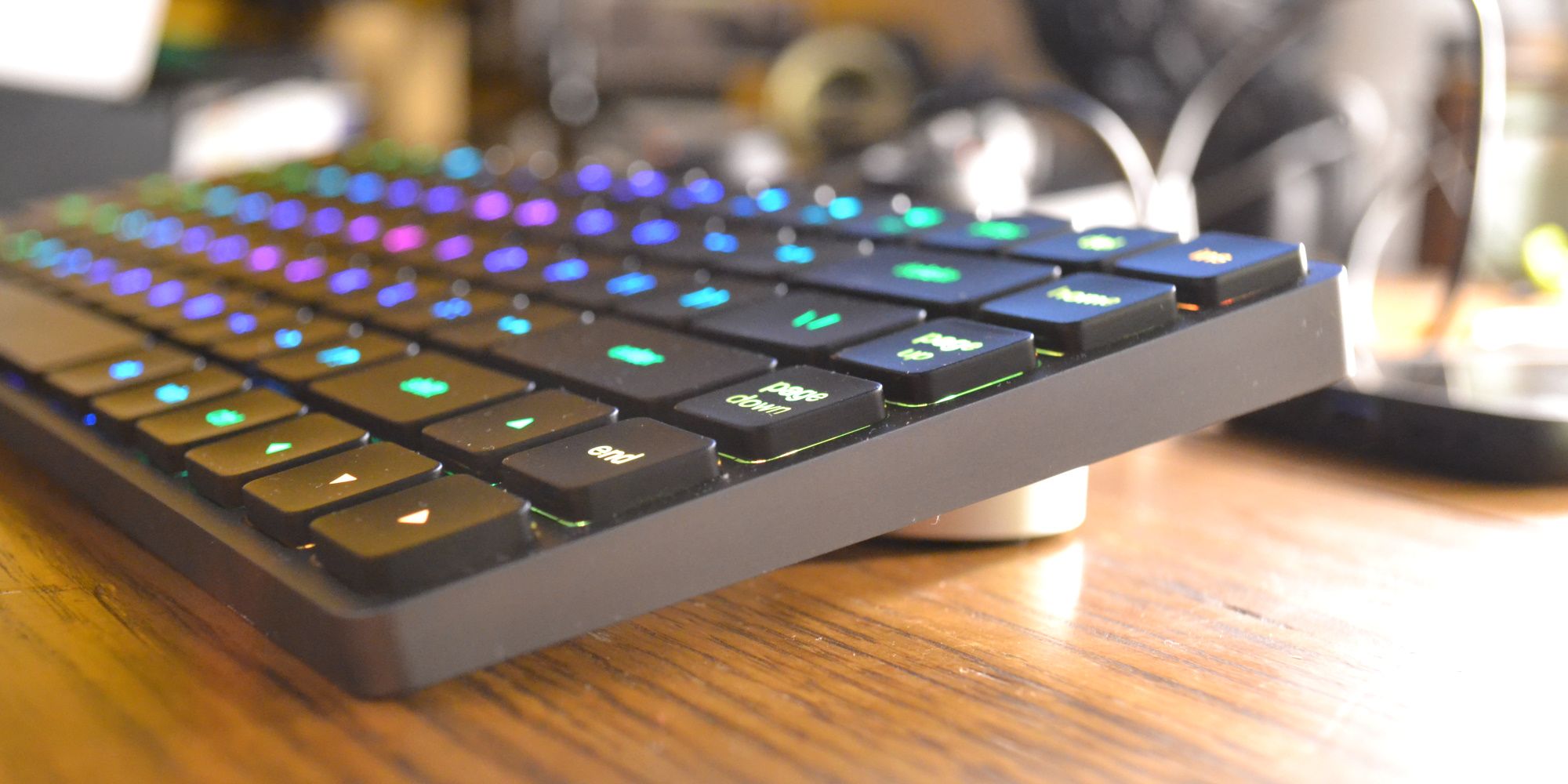 вид клавиатуры сбоку с подставкой и портами