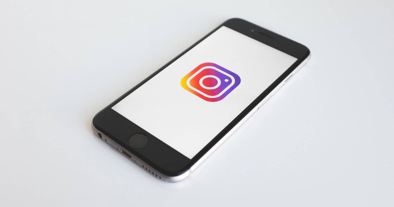 Логотип Instagram на экране смартфона