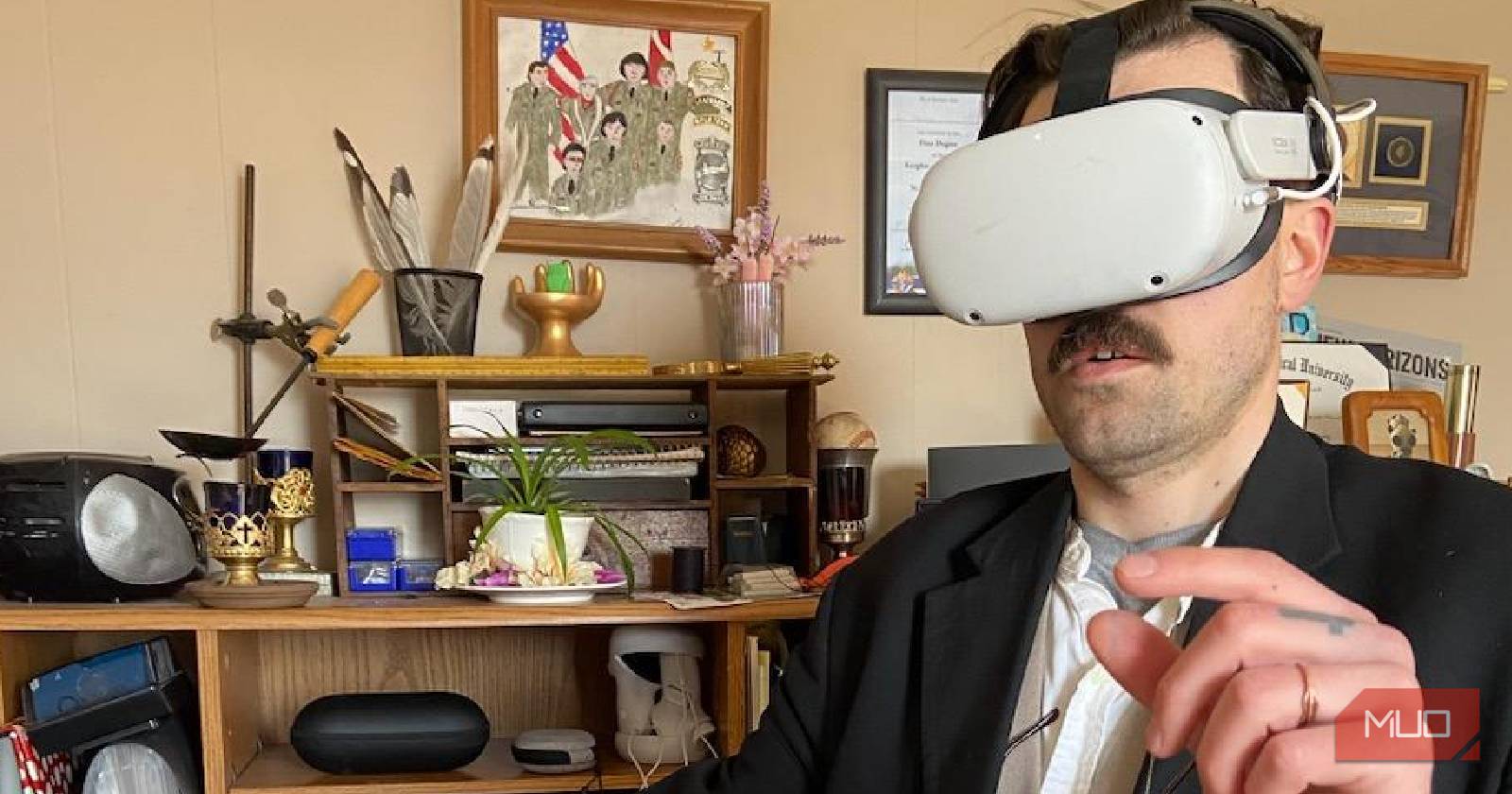 Мужчина в гарнитуре Quest 2, говорит и жестикулирует.