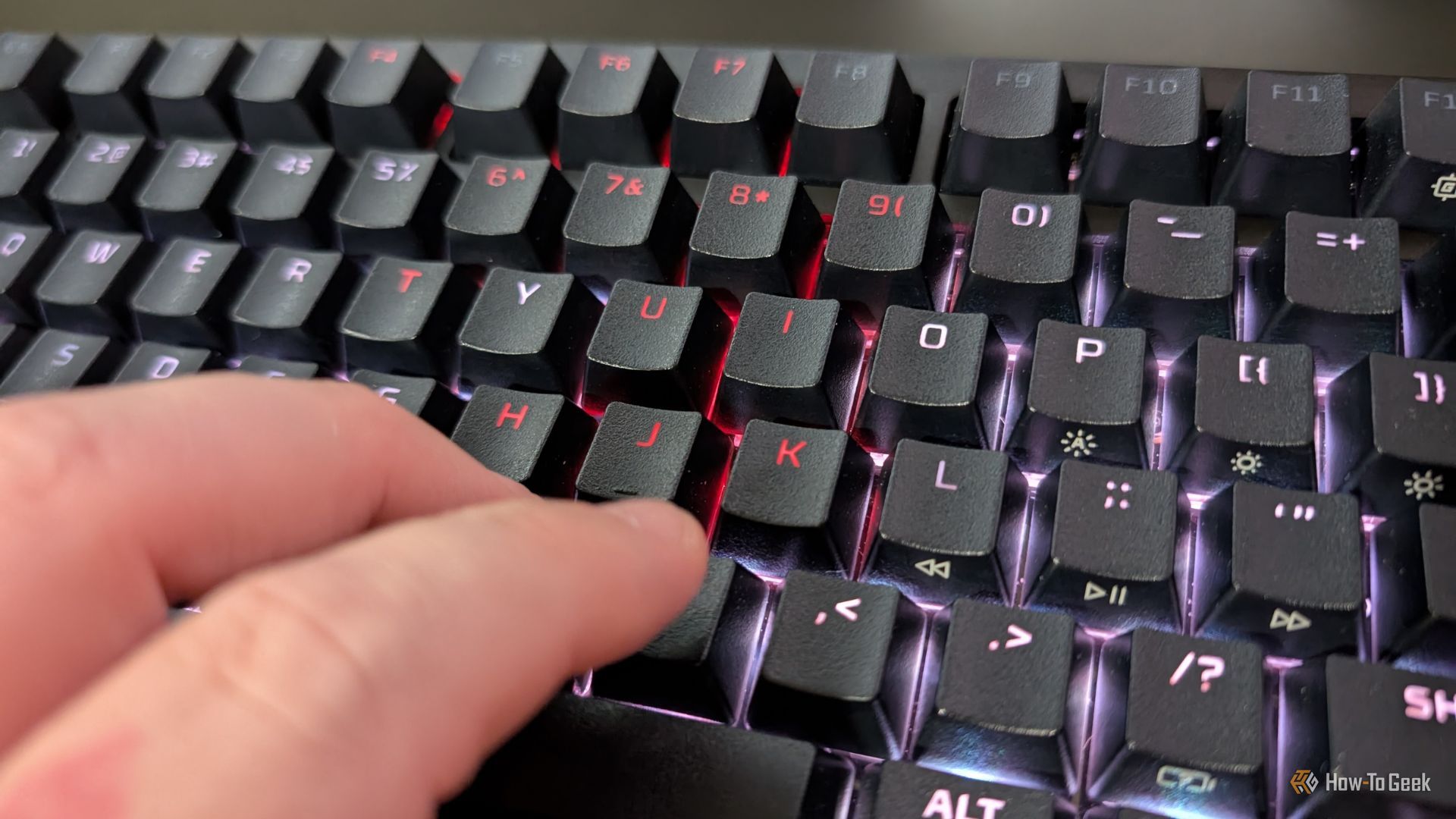Клавиатура HyperX Alloy Rise 75 с динамической RGB-подсветкой при нажатии клавиш.