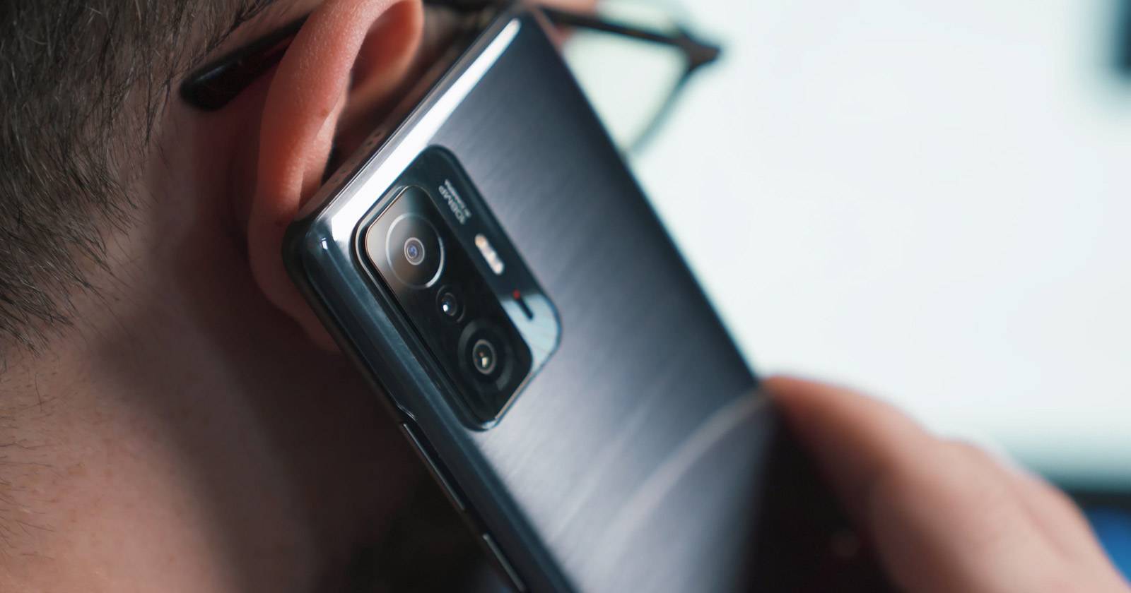 Запись телефонного разговора на Android — смартфон на фоне волны звуковых волн