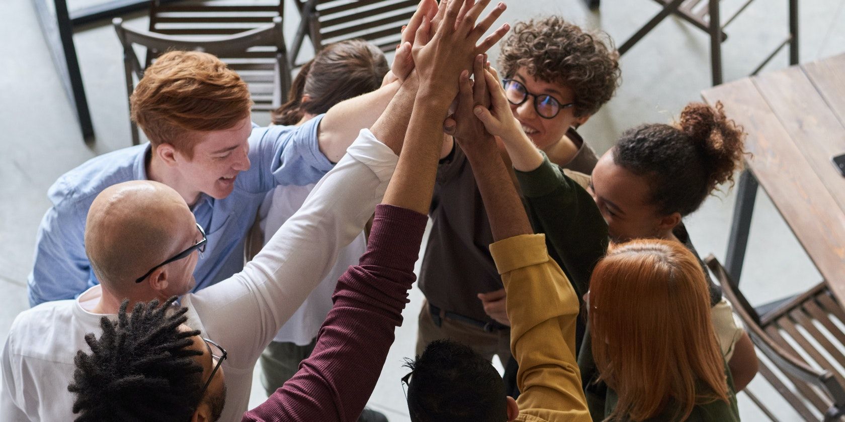 Группа людей делает «хай-фаев»