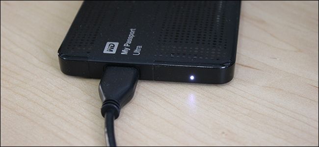 Коробки с архивными дисками и документацией