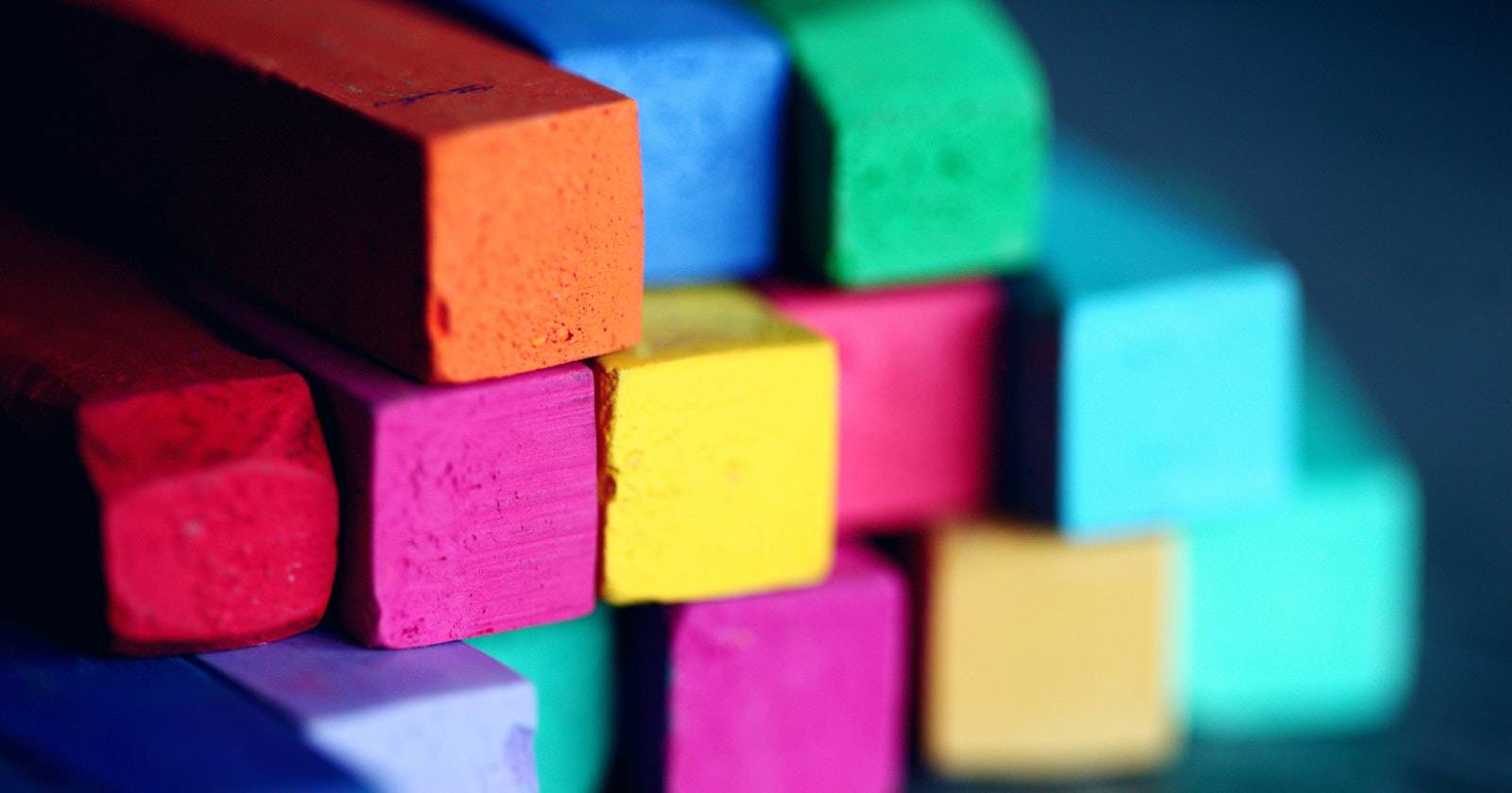 Накопленные цветные строительные блоки на светлом фоне